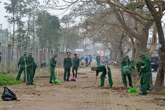 Ra quân làm sạch môi trường chào mừng Hội nghị gặp mặt các nhà đầu tư Xuân Mậu Tuất 2018