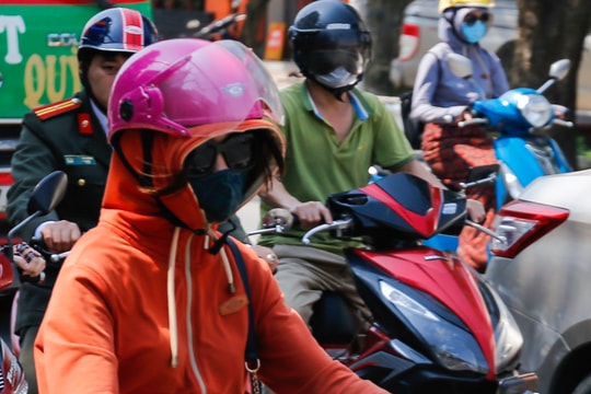 Người dân thành Vinh mệt mỏi vì nắng nóng trái mùa