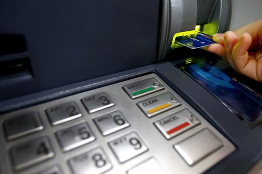 Tài khoản ngân hàng gánh chục loại phí: Không giao dịch cũng mất tiền