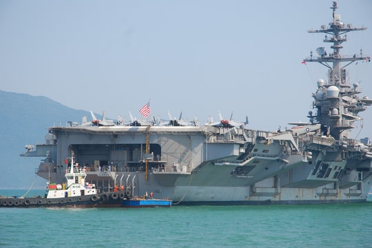 Hình ảnh mới nhất tàu sân bay USS Carl Vinson neo đậu ở Đà Nẵng