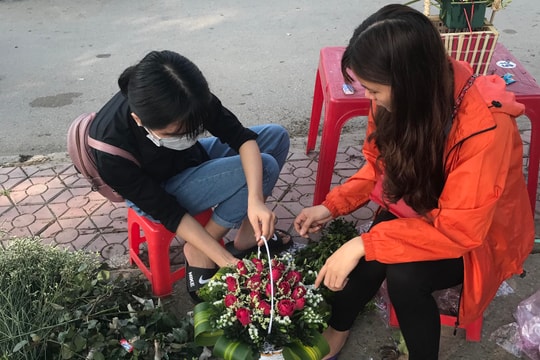 Sinh viên Nghệ An bán hoa gây quỹ ủng hộ trẻ em nghèo vùng cao