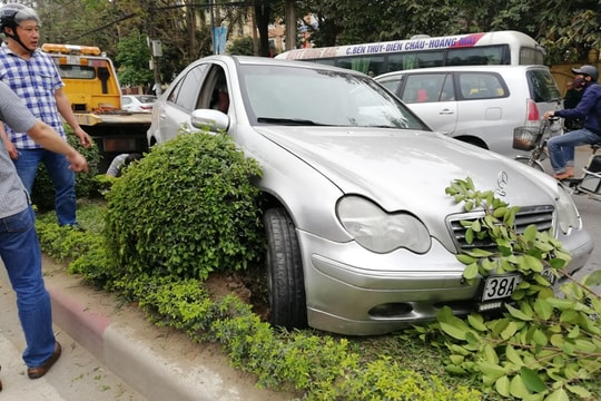 Mercedes bị tông “bay” lên dải phân cách