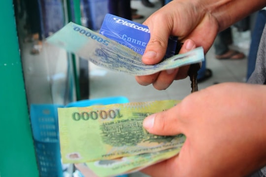 Tăng phí, triệt để thu khách hàng: Ngân hàng ăn lãi bền vững