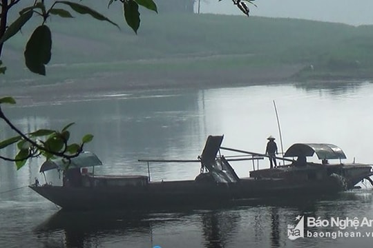 Phương tiện vận tải thủy vẫn hút cát trái phép trên sông Lam