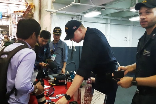 Gian hàng lưu niệm “hút khách” trên tàu sân bay Mỹ thăm Đà Nẵng