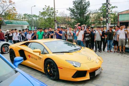 Dàn siêu xe của Cường “đô la”, Minh “nhựa” lần đầu tiên xuất hiện ở Nghệ An