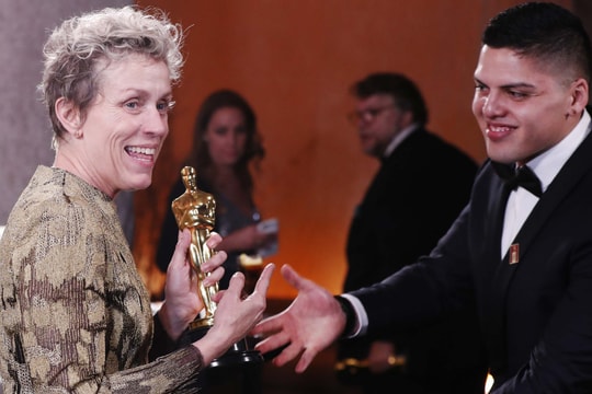 Vừa nhận giải Oscar đã bị trộm tượng vàng