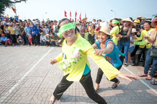 Người dân hào hứng với trò bịt mắt xếp cá, quạt bánh đa ở Lễ hội Đền Cờn