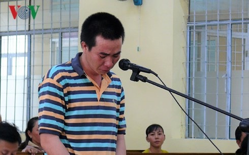 Lĩnh án 15 năm tù vì tưới xăng đốt vợ do ghen tuông