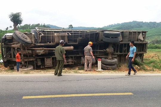 Xe chở mía bị lật, tài xế bò khỏi ca bin truy đuổi xe Howo ngược chiều
