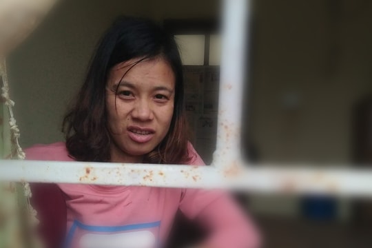 Cô gái câm chạy lạc vào nhà dân, nghi bị “truy đuổi“