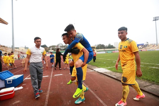 Giữ sạch lưới 3 trận AFC Cup, SLNA mất 3 thủ môn