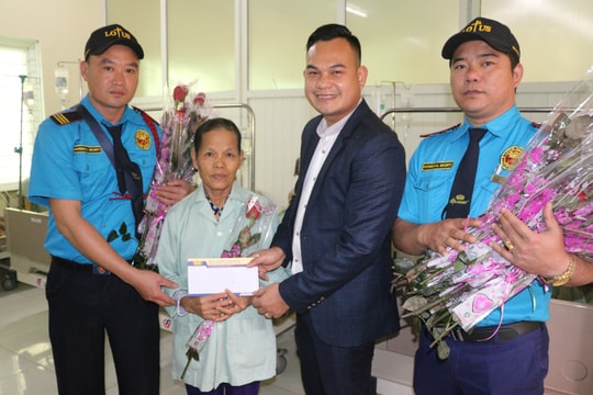 Tặng hoa, quà cho bệnh nhân nữ ung thư tại TP Vinh