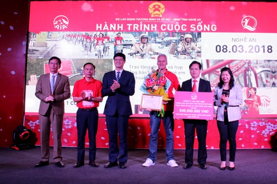 Trao 400 chiếc xe đạp cho học sinh nghèo hiếu học Nghệ An