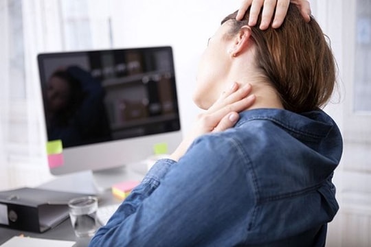 Cách tránh đau mỏi cổ cho 'dân văn phòng'