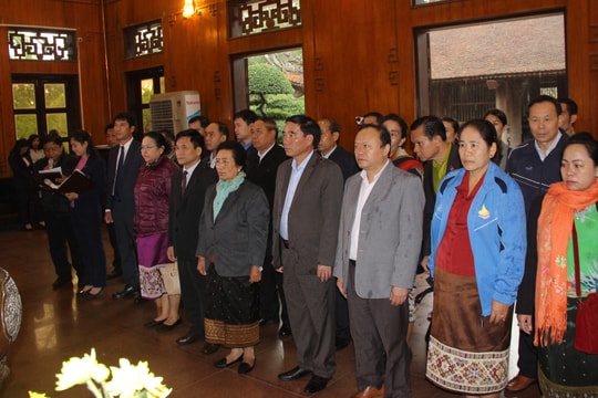 Đoàn công tác Ủy ban Dân tộc Quốc hội Lào dâng hoa, dâng hương tại Khu Di tích Kim Liên