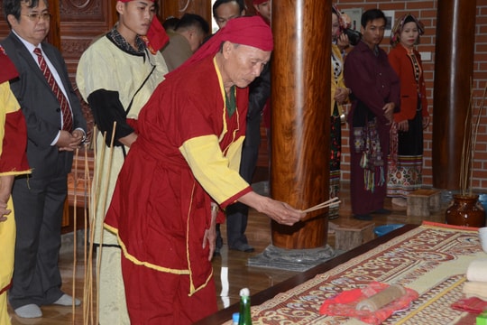 Linh thiêng Đền Chiêng Ngam