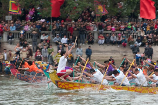 Sôi nổi đua thuyền truyền thống tại Lễ hội Đền Cờn
