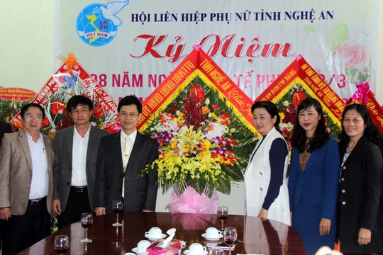 Phó Bí thư Thường trực Tỉnh ủy chúc mừng Hội LHPN tỉnh