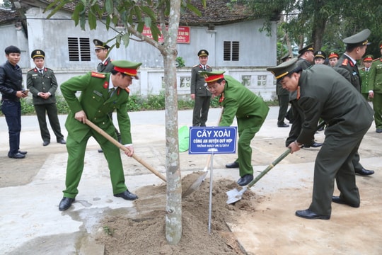 Công an Nghệ An trồng cây tại Khu tưởng niệm đồng chí Trần Quốc Hoàn