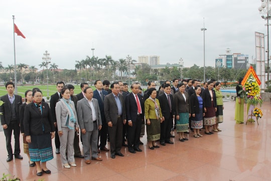 Đoàn công tác Ủy ban Dân tộc Quốc hội Lào dâng hoa tại Quảng trường Hồ Chí Minh