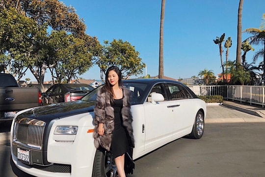 Hương Tràm thảnh thơi dạo chơi trên đường phố Mỹ