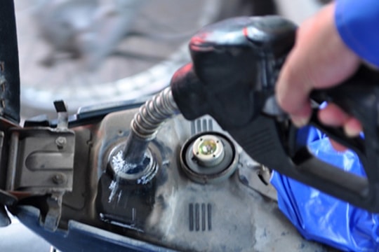 “Đầy bình” - thói quen đổ xăng khiến nhiều người bị “móc túi” mà không hay