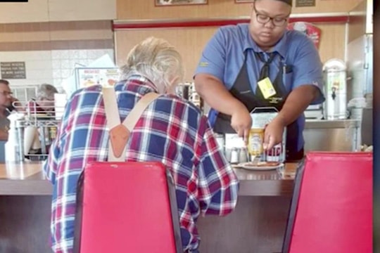 Tử tế với người lớn tuổi, cô gái được tặng học bổng đại học