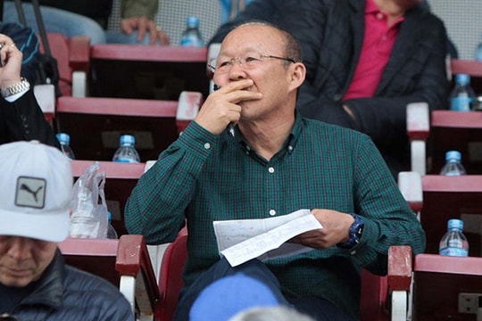 HLV Park Hang Seo “vi hành“: Đức Chinh mỉm cười, Mạc Hồng Quân 'mất điểm' 