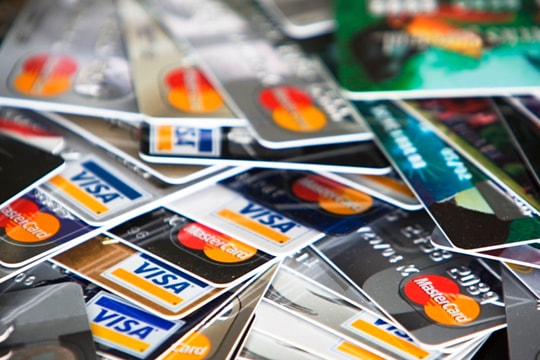 Cách quản lý tài chính bằng thẻ ghi nợ và thẻ tín dụng