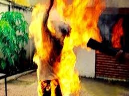 Hai vợ chồng bốc cháy như ngọn đuốc trong nhà trọ