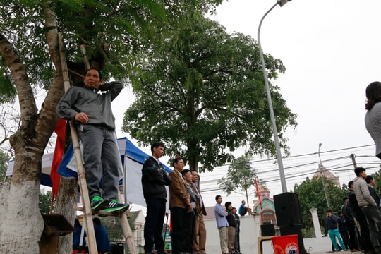 Người dân vác thang đi xem bóng chuyền