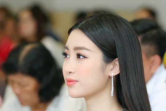 Hoa hậu Đỗ Mỹ Linh khoe vai trần gợi cảm ở sự kiện