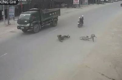 "Vô tư" khi sang đường, cụ ông ở Nghệ An thoát chết hi hữu