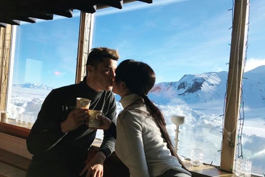 C. Ronaldo vừa uống café, vừa hôn bạn gái trên núi tuyết