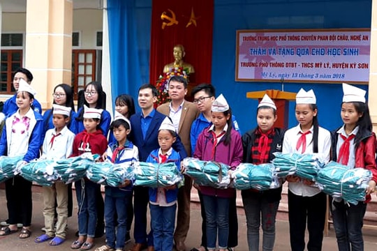 Tặng 130 suất quà cho học sinh xã Mỹ Lý (Kỳ Sơn)