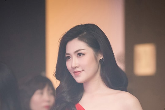 Á hậu Tú Anh gợi cảm với váy lệch vai tại sự kiện
