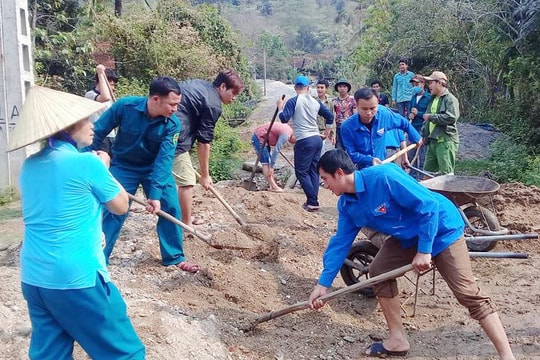 Thanh niên tình nguyện làm điểm vui chơi cho vùng cao