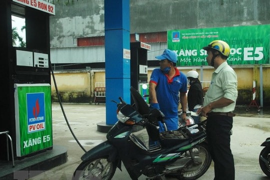 Người mua xăng A95 đang bù giá cho xăng E5