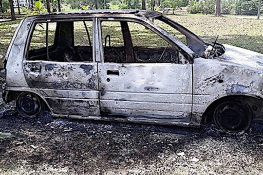 Đòi mua ôtô mới không được, vợ đốt xe cũ của chồng