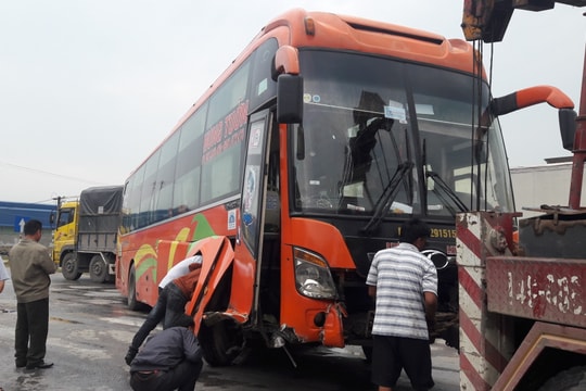 Hai vụ tai nạn xảy ra liên tiếp, QL1A ách tắc kéo dài