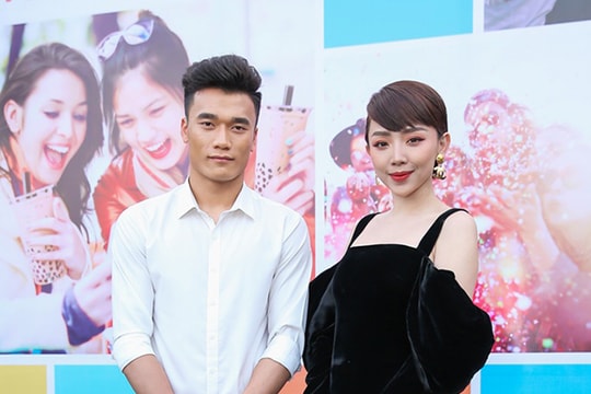 Tóc Tiên gợi cảm bên thủ môn Bùi Tiến Dũng