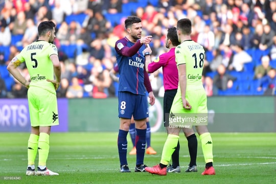 Giẫm cả hai chân lên ngực đối thủ, sao PSG bị truất quyền thi đấu