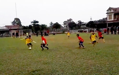 Cậu bé chân đất rê bóng lắt léo như Messi gây xôn xao xứ Nghệ