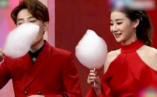 Nữ MC xinh đẹp gây sốt khi ăn kẹo bông trong 3 giây