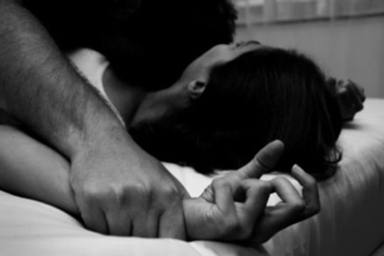 Giả vờ đau tim, cô gái đưa 'yêu râu xanh' vào tròng