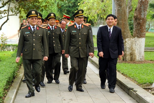 Bộ trưởng Tô Lâm dâng hương tại Khu Di tích Kim Liên