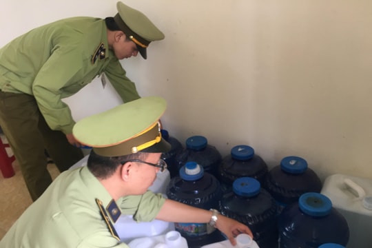 Xử phạt 6 cơ sở bán 360 lít rượu không rõ nguồn gốc xuất xứ