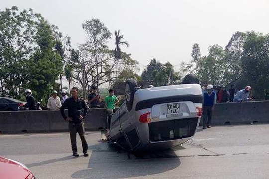 Tránh xe máy, ô tô con lật ngửa giữa đường