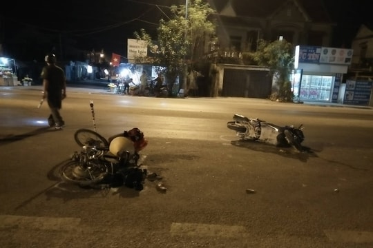 Sang đường trong đêm tối, hai mẹ con bị thương